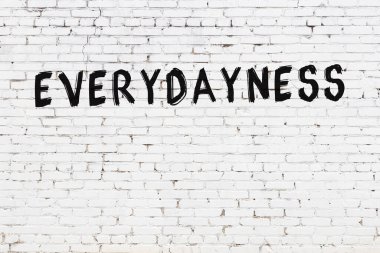 Her gün beyaz tuğla duvara siyah boya ile yazılmış..