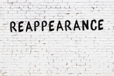 Yazıt, beyaz tuğla duvara siyah boya ile yazılmış..