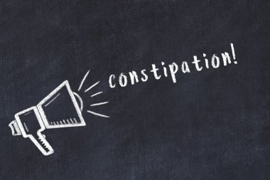 Hoparlör çizimi ve kabızlık içeren siyah karatahta