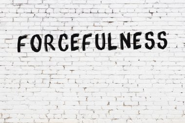 Beyaz tuğla duvara siyah boya ile yazılan yazıt kuvveti.