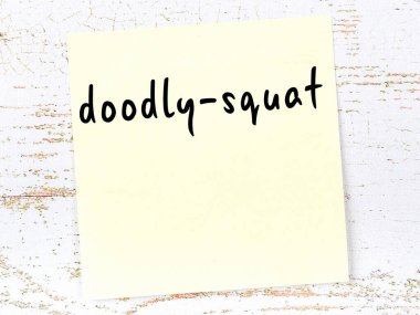 Zımbırtı hakkında hatırlatma kavramı. Tahta duvarda üzerinde yazı olan sarı yapışkan kağıt.