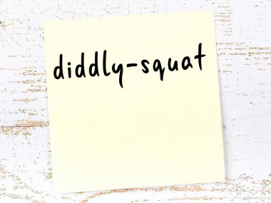 Tahta duvardaki sarı yapışkan notta el yazısıyla yazılmış hiçbir şey yok.