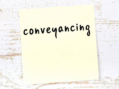 Tahta duvardaki sarı yapışkan notta el yazısıyla yazılmış taşıma işlemi var.