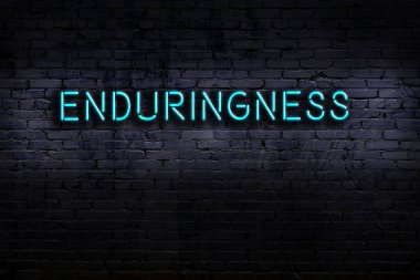 Geceleri duvarda neon levhası var. Yazı dayanıklılığı