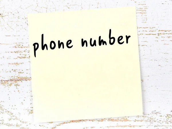 Żółta Lepka Nuta Drewnianej Ścianie Odręcznie Napisanym Numerem Telefonu — Zdjęcie stockowe