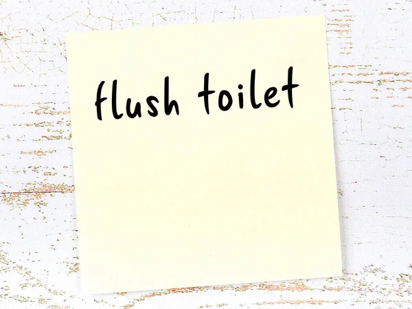 Gele Plakkerige Notitie Houten Muur Met Handgeschreven Inscriptie Spoel Toilet — Stockfoto