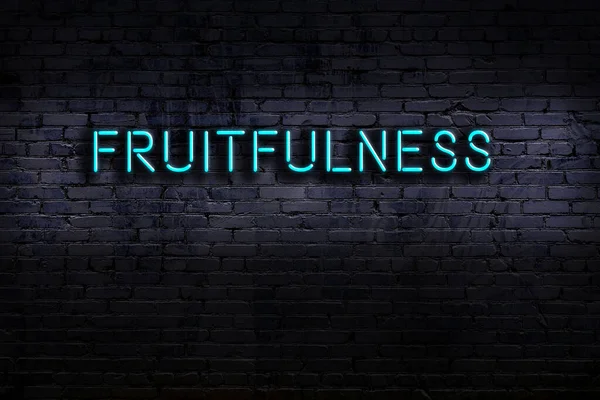 Geceleri duvarda neon levhası var. Yazı verimliliği