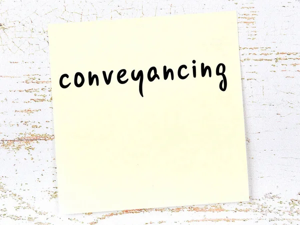 Tahta duvardaki sarı yapışkan notta el yazısıyla yazılmış taşıma işlemi var.