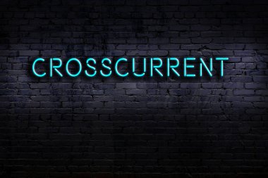 Geceleri duvarda neon levhası var. Yazı aralığı