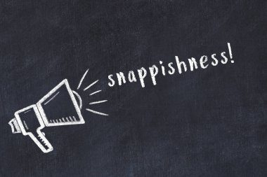 Hoparlörün tebeşir çizimi ve siyah masanın üzerine el yazısıyla yazılmış resim.