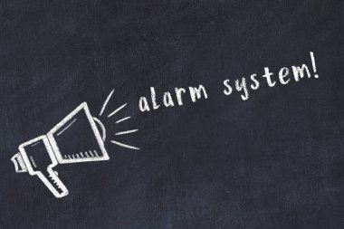 Hoparlör çizimi ve yazıt alarm sistemi olan siyah karatahta