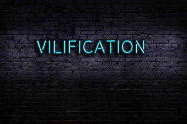 Geceleri duvarda neon levhası var. Yazıt uygarlığı