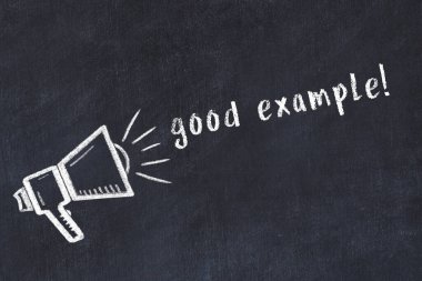 Hoparlörün tebeşir çizimi ve el yazısıyla yazılmış yazı siyah masanın üzerine güzel bir örnek.