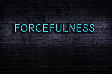 Duvara yazı yazma kuvvetiyle yazılmış neon levhası. Gece görünümü