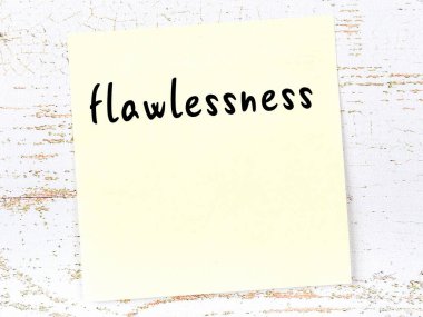 Tahta duvardaki sarı yapışkan notta el yazısıyla yazılmış kusursuz bir yazı var.