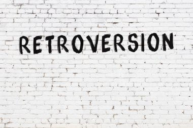 Beyaz tuğla duvara siyah boya ile yazılmış yazım gerilemesi.