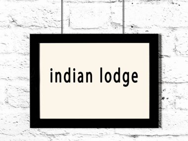 Beyaz tuğla duvarda asılı siyah ahşap çerçeve. 