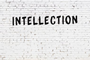 Beyaz tuğla duvara siyah boya ile yazılmış bir yazı..