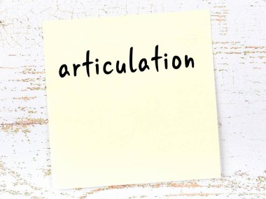 Ekspresyonla ilgili hatırlatma kavramı. Tahta duvarda üzerinde yazı olan sarı yapışkan kağıt.