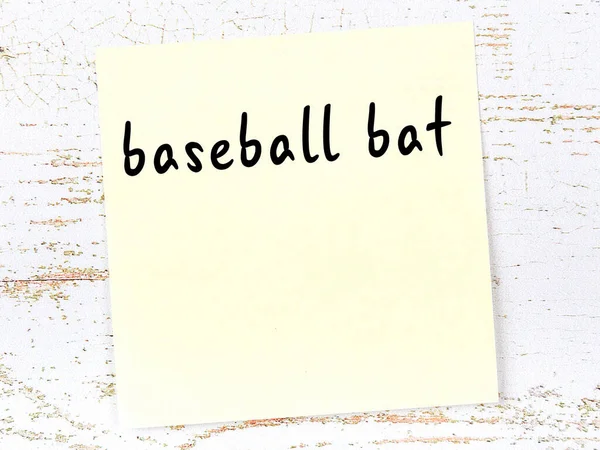野球のバットについての注意の概念 木製の壁に紙の黄色の粘着シート碑文 — ストック写真