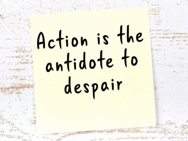 Sarı yapışkan not, ahşap duvarda el yazısıyla yazılmış zekice bir alıntıyla.