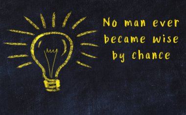 Bilgece bir alıntı ve siyah karatahtaya bir ampul çizimi