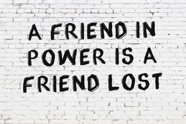 Üzerinde mantıklı alıntıların yazılı olduğu siyah boyanmış beyaz tuğla duvar.