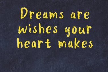 Bir karatahtaya ve bir ampul çizimine elle yazılmış akıllı bir alıntı.