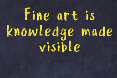 Bir karatahtaya ve bir ampul çizimine elle yazılmış akıllı bir alıntı.