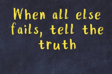 Bilgece bir alıntı ve siyah karatahtaya bir ampul çizimi