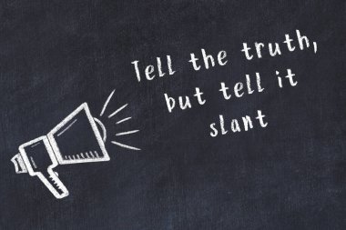 Bilge motivasyonel yazıtlı siyah karatahtaya hoparlör çizimi