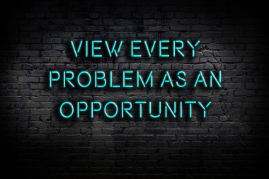 Zekice ve motive edici bir alıntı. Karanlıkta duvarda neon levhası