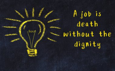 Bilgece bir alıntı ve siyah karatahtaya bir ampul çizimi