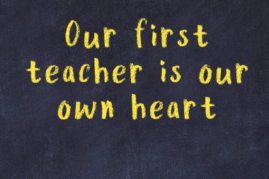 Bilgece bir alıntı ve siyah karatahtaya bir ampul çizimi