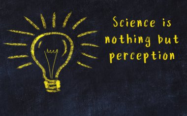 Bilgece bir alıntı ve siyah karatahtaya bir ampul çizimi