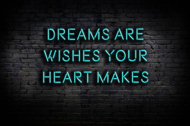 Tuğla duvardaki ışıklı neon tabela olarak bilgece alıntı