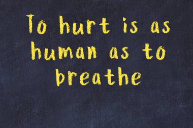 Bilgece bir alıntı ve siyah karatahtaya bir ampul çizimi