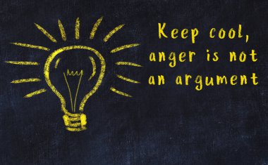 Bir karatahtaya ve bir ampul çizimine elle yazılmış akıllı bir alıntı.