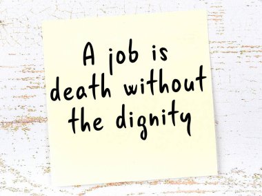 Tahta duvarda el yazısı motivasyon alıntısı olan sarı yapışkan not