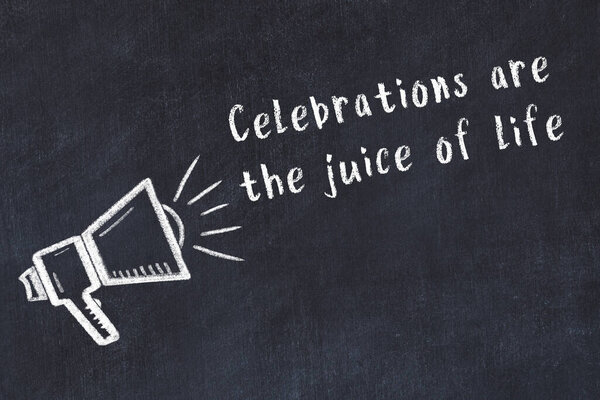 Рисунок громкоговорителя на черной доске с мудрой движущейся надписью