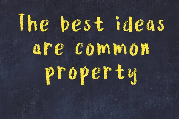 Bilgece bir alıntı ve siyah karatahtaya bir ampul çizimi