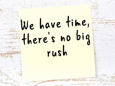 Sarı yapışkan not, ahşap duvarda el yazısıyla yazılmış zekice bir alıntıyla.