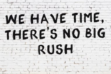 Beyaz tuğla duvar ve bilgece alıntıların yazılı olduğu siyah yazı.