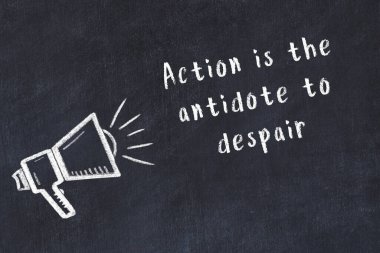 Bilge motivasyonel yazıtlı siyah karatahtaya hoparlör çizimi