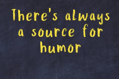 Bilgece bir alıntı ve siyah karatahtaya bir ampul çizimi