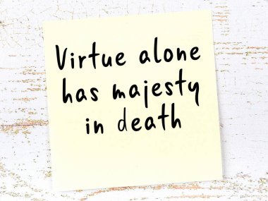 Tahta duvarda el yazısı motivasyon alıntısı olan sarı yapışkan not