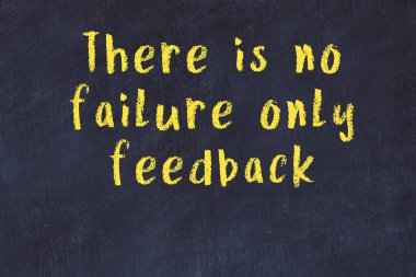 Bilgece bir alıntı ve siyah karatahtaya bir ampul çizimi