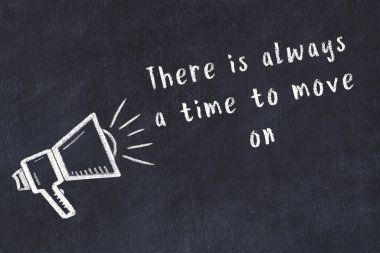 Bilge motivasyonel yazıtlı siyah karatahtaya hoparlör çizimi