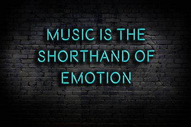 Tuğla duvardaki ışıklı neon tabela olarak bilgece alıntı