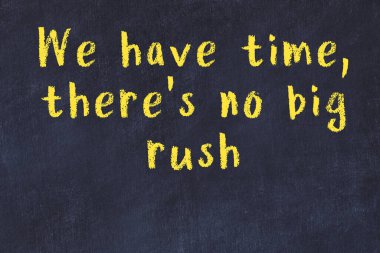 Bilgece bir alıntı ve siyah karatahtaya bir ampul çizimi